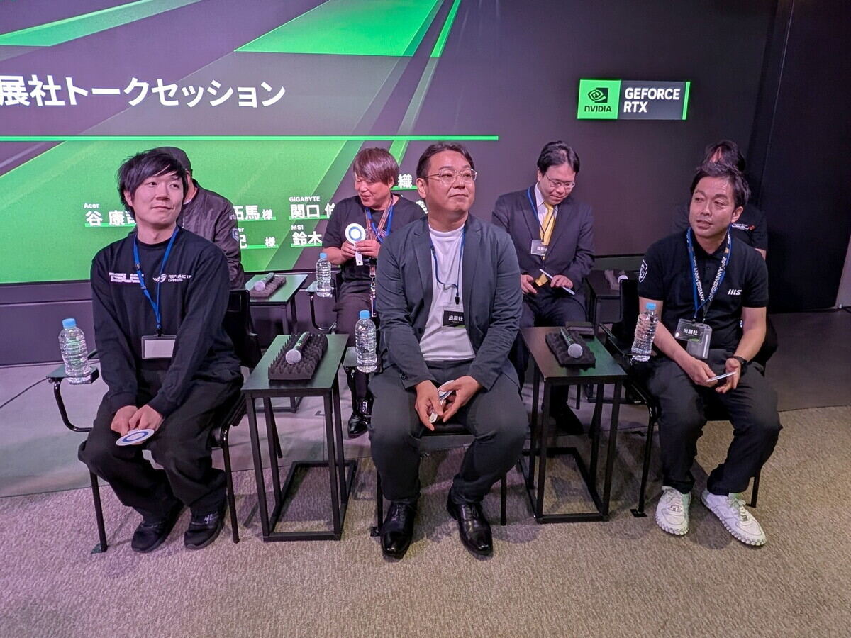 出展社のトークセッション。前列左からASUSの藤原拓馬氏、Lenovoの細川英夫氏、MSIの鈴木淳氏。後列は細川氏の左がGIGABYTEの関口修一氏で、右がMouseComputerの林佑紀氏