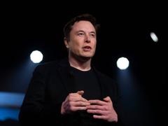 イーロン・マスクはかつて、2026年までに火星に到達できると語っていた。しかし現在、同氏はスペースXが月面都市の建設に注力していると明らかにした | Business Insider Japan