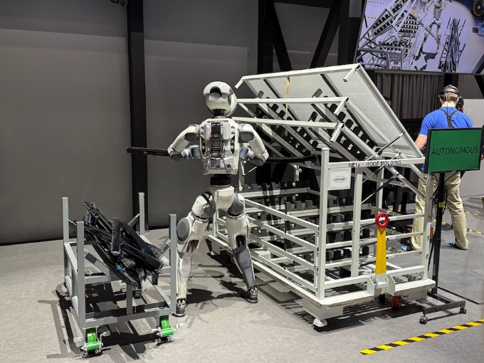 CES 2026の展示ブースでは、人による操縦ではなく、Atlasの自律的な動作を試験的に公開した