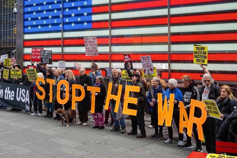 米ニューヨーク市内でイラン戦争の即時停戦を求める市民の抗議活動。