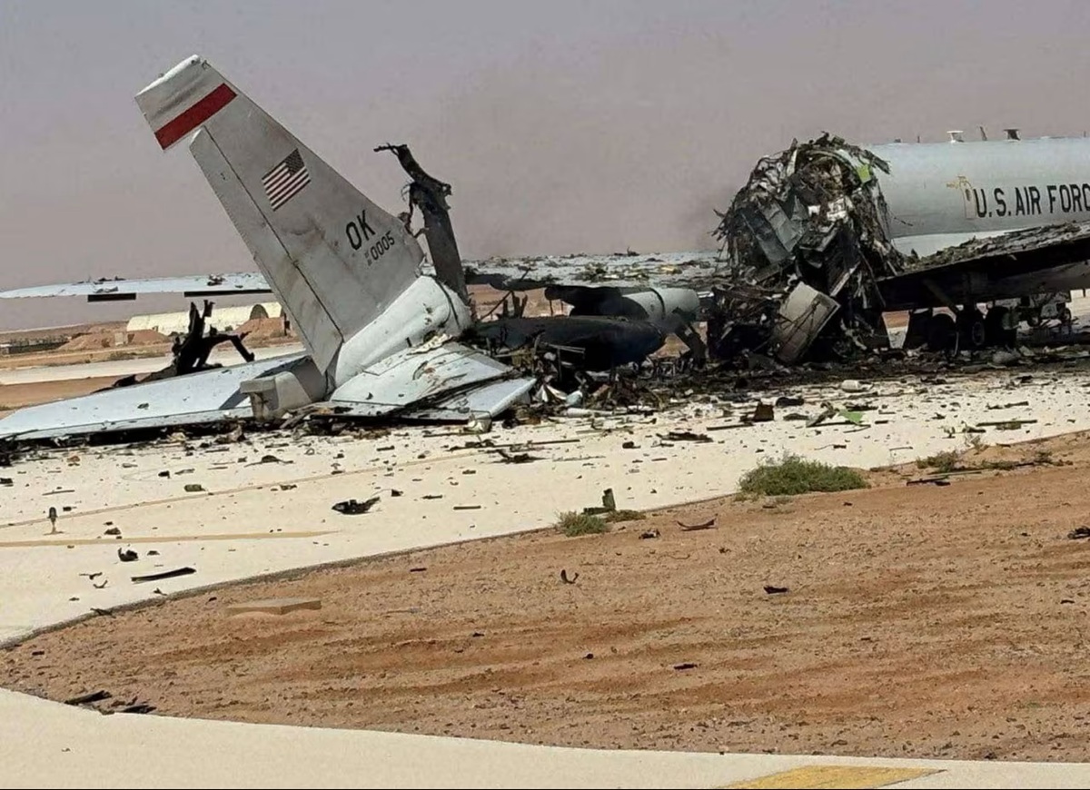 2026年3月29日にSNSで入手され公開された写真。サウジアラビアのプリンス・スルタン空軍基地で損傷した「E3セントリー」が写っている/Social Media/Reuters