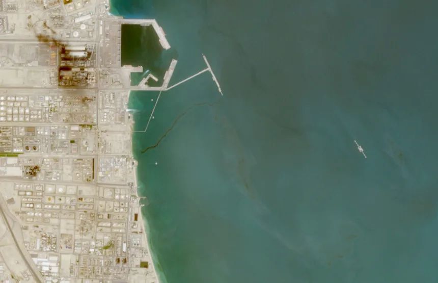 クウェート沖の油流出を捉えた4月6日撮影の衛星画像
/Sentinel-2/European Space Agency