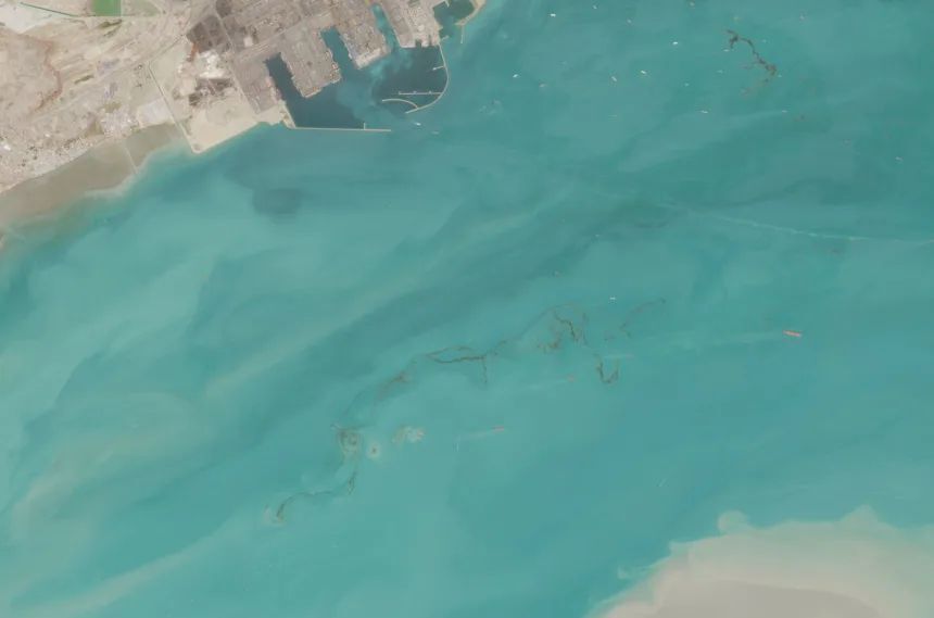 イランのゲシュム島付近での原油流出を捉えた4月7日撮影の衛星画像/Sentinel-2/European Space Agency