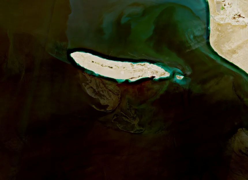 ラバン島周辺の油流出を写した衛星画像＝4月10日撮影/Sentinel-2/European Space Agency