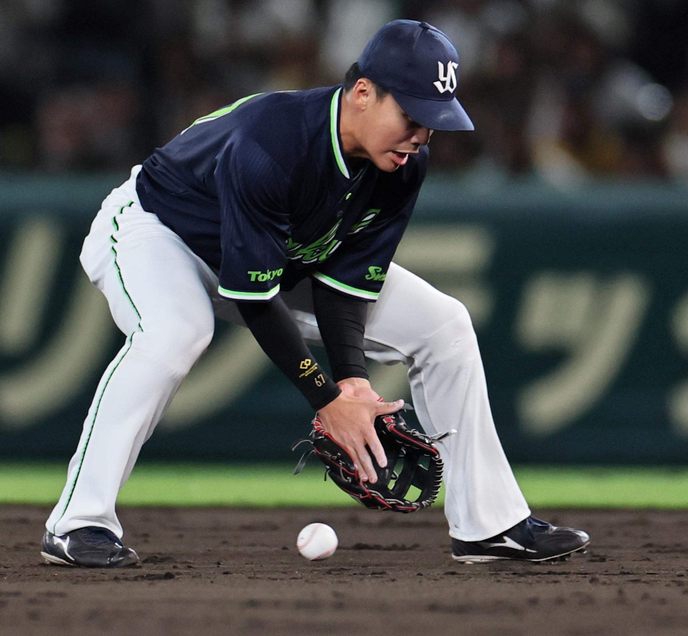 ヤクルトが守乱で逆転許す 伊藤の痛恨トンネルで同点に、サンタナはまさかのフライ落球でピンチ拡大→勝ち越し許す – Yahoo!ニュース ヤクルトが守乱で逆転許す 伊藤の痛恨トンネルで同点に、サンタナはまさかのフライ落球でピンチ拡大→勝ち越し許す - Yahoo!ニュース