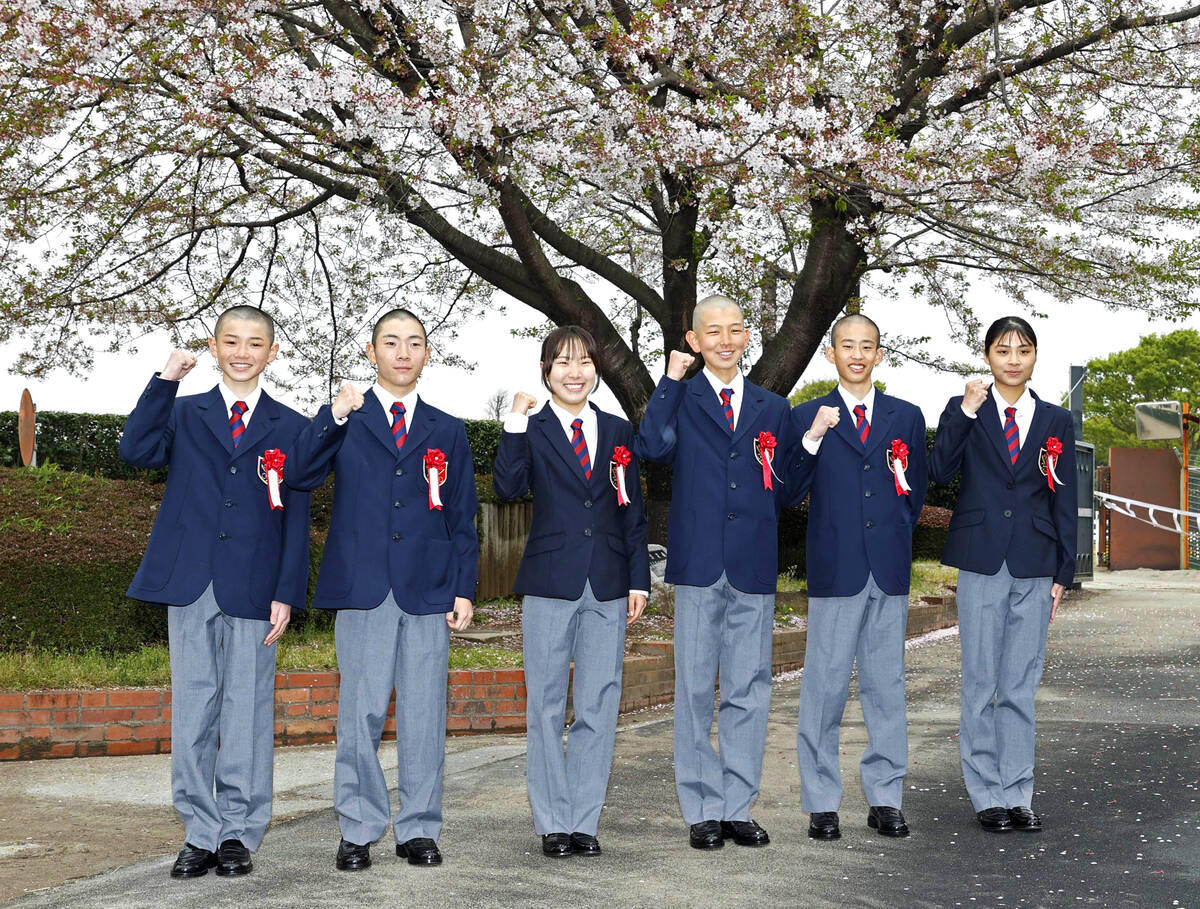 騎手課程第45期生入学式 左から五十嵐翼さん、石神龍貴さん、大垣奈々さん、勝嵜文哉さん、新原泰伸さん、山田向日葵さん(カメラ・荒牧 徹)