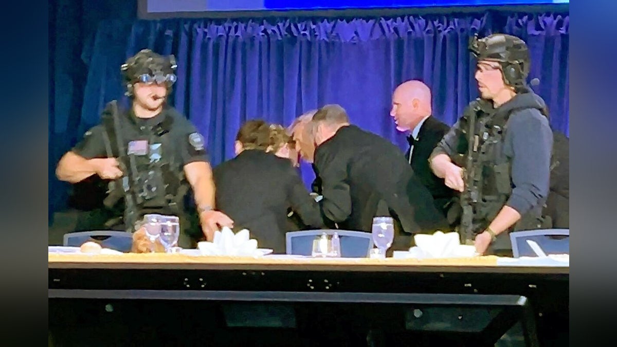 トランプ氏夕食会銃撃、対イラン軍事作戦など批判「怒りがこみ上げてくる」…容疑者が家族に犯行予告 - 読売新聞
