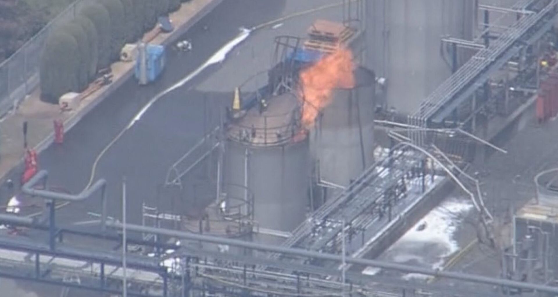 【速報】「タンクが爆発した」工場の火事で少なくとも5人がけが 2人が重傷か タンク内のエタノールが燃えたか 泡消火剤なども使い約3時間後に鎮火 広島（RCC中国放送） - Yahoo!ニュース