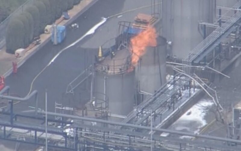 【速報】「タンクが爆発した」工場の火事で少なくとも5人がけが 2人が重傷か タンク内のエタノールが燃えたか 泡消火剤なども使い約3時間後に鎮火 広島（RCC中国放送） - Yahoo!ニュース