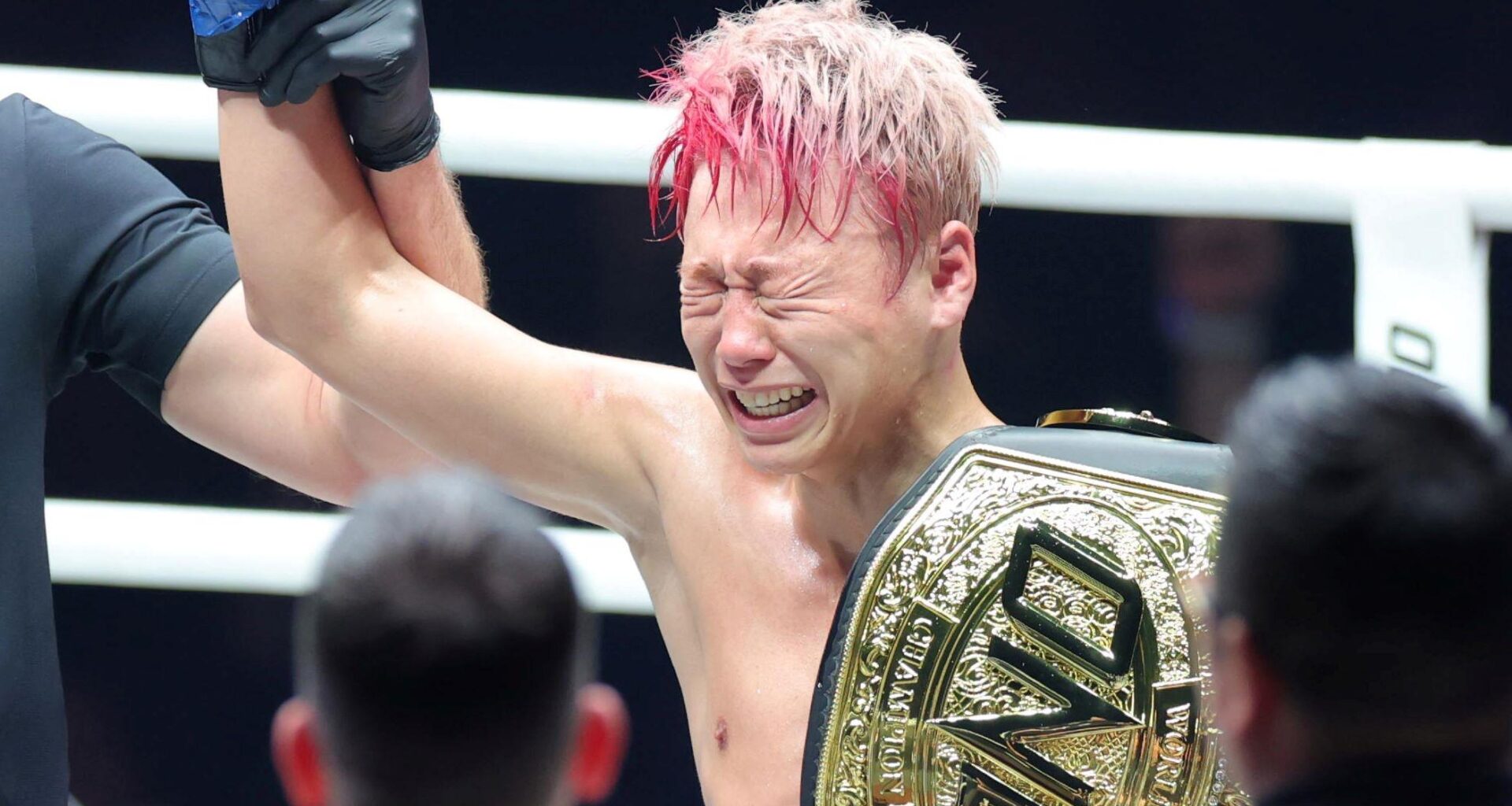 武尊が男泣き「うれしいしかない」引退試合で劇的５回ＴＫＯ勝ち！“ムエタイの伝説”ロッタンから計４度ダウン奪い圧巻リベンジ 妻・川口葵見守る中、完全燃焼（デイリースポーツ） - Yahoo!ニュース