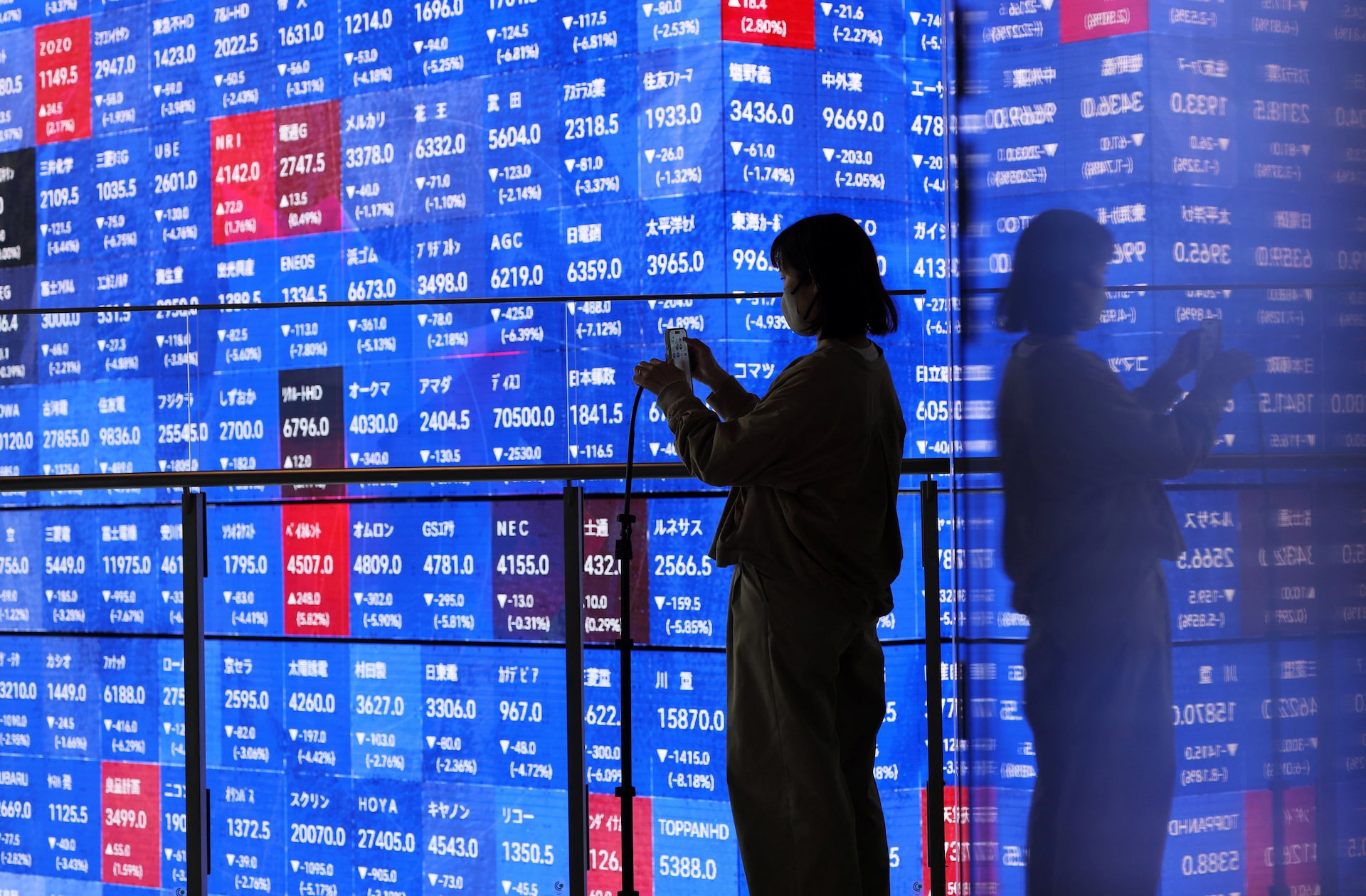 午前の日経平均は続伸、イラン停戦への期待で5万4000円回復　一時900円高