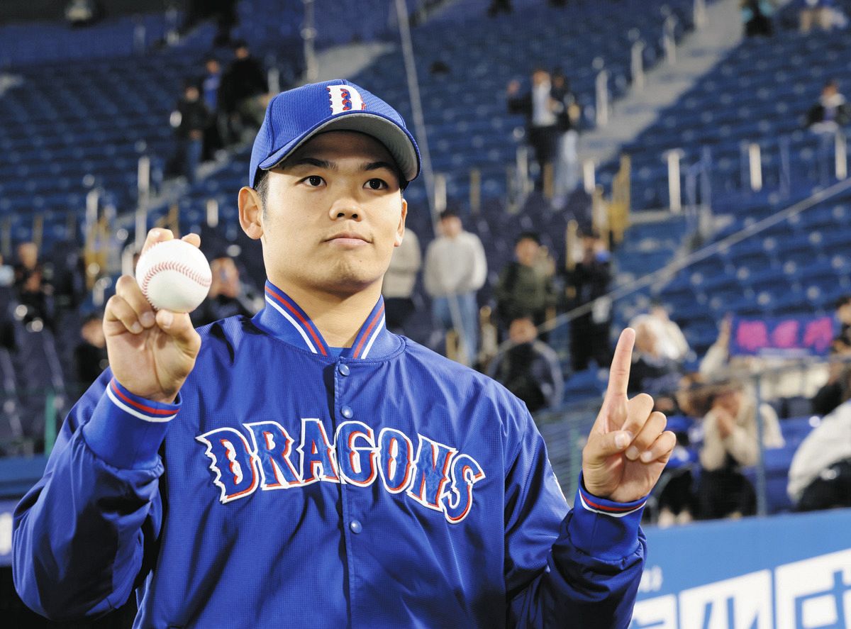 「最高の気分です!」中日・根尾昂、耐え忍んだ8年間がようやく報われたプロ初勝利 「諦めずにやり続ければ必ず乗り越えられる」中学時代に思いを込めた卒業制作:中日スポーツ・東京中日スポーツ – 中日新聞Web プロ初勝利を挙げ、ウイニングボールを手に笑顔を見せる根尾