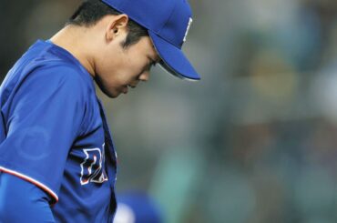 ７回を終え、厳しい表情でベンチに戻る根尾
