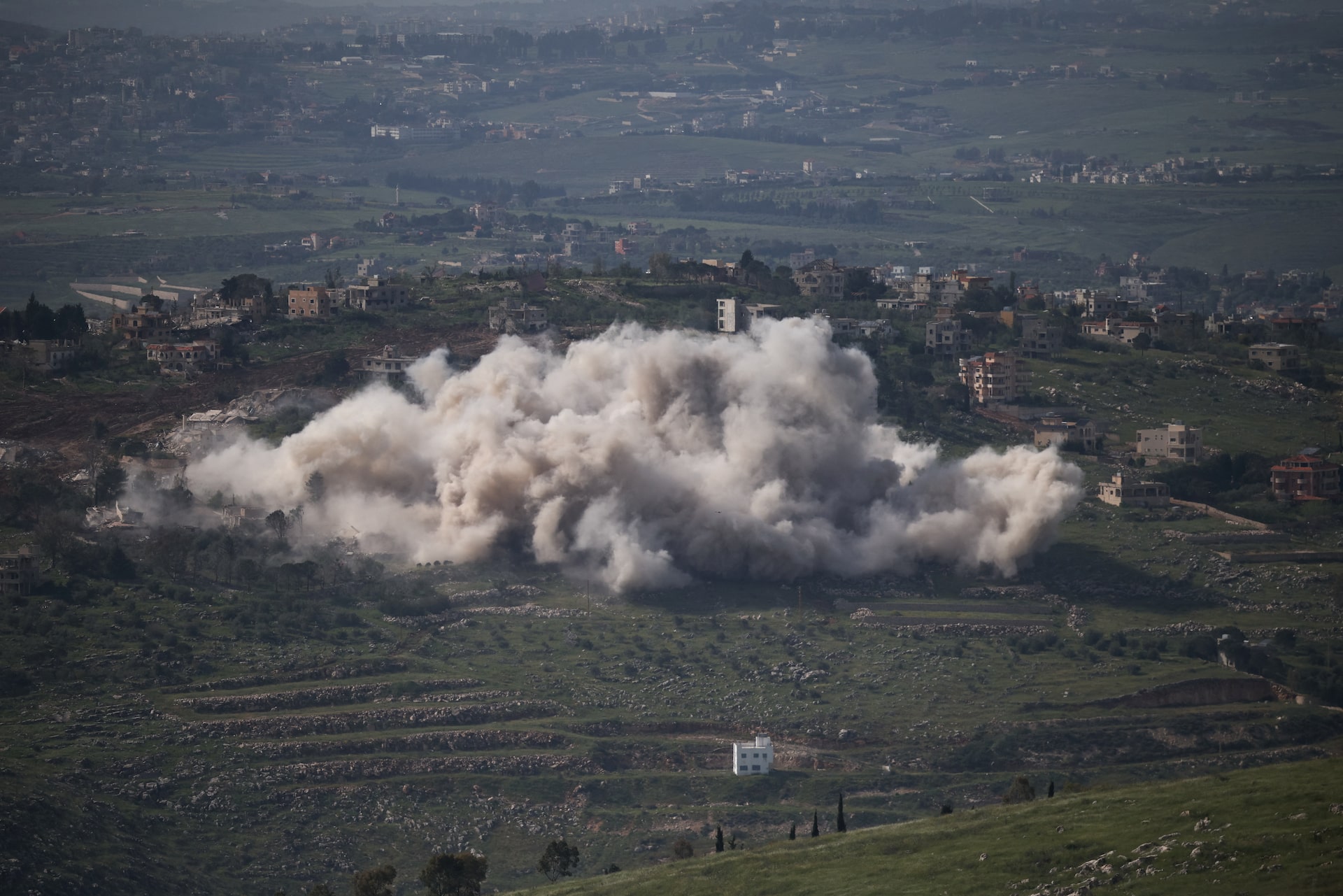 イスラエル、レバノン東部に空爆範囲拡大　停戦中も攻撃やまず