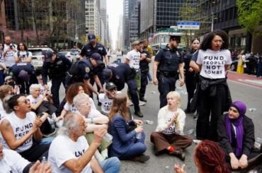 米民主党幹部の事務所前でデモ　イスラエルへ武器売却反対訴え