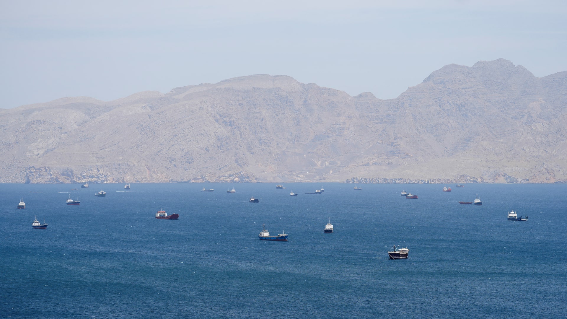 「出光丸」がホルムズ海峡を東に航行中、サウジ産の原油を積載