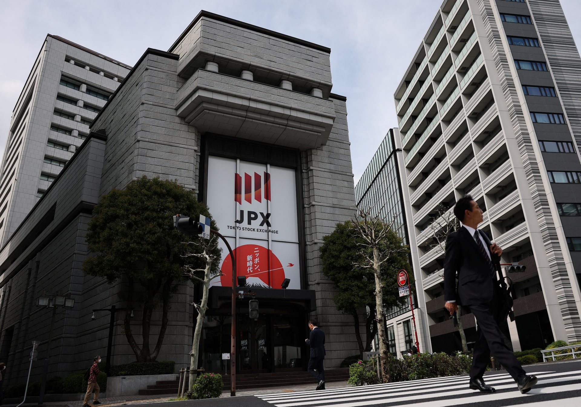 午前の日経平均は続伸、米イラン協議進展期待で史上最高値