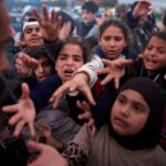 レバノン、イスラエルの攻撃で100万人超が避難　写真でみる食料を渇望する人々 – CNN.co.jp
