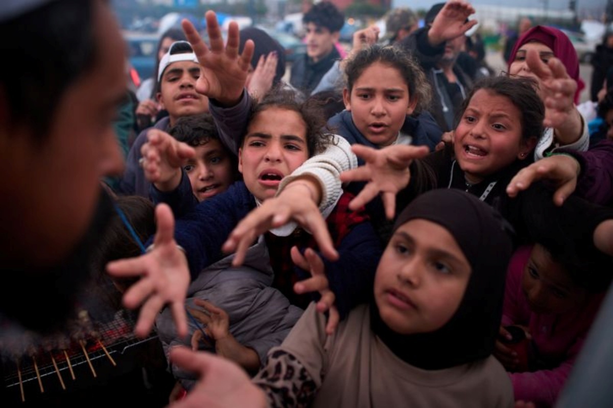 レバノン、イスラエルの攻撃で100万人超が避難　写真でみる食料を渇望する人々 – CNN.co.jp