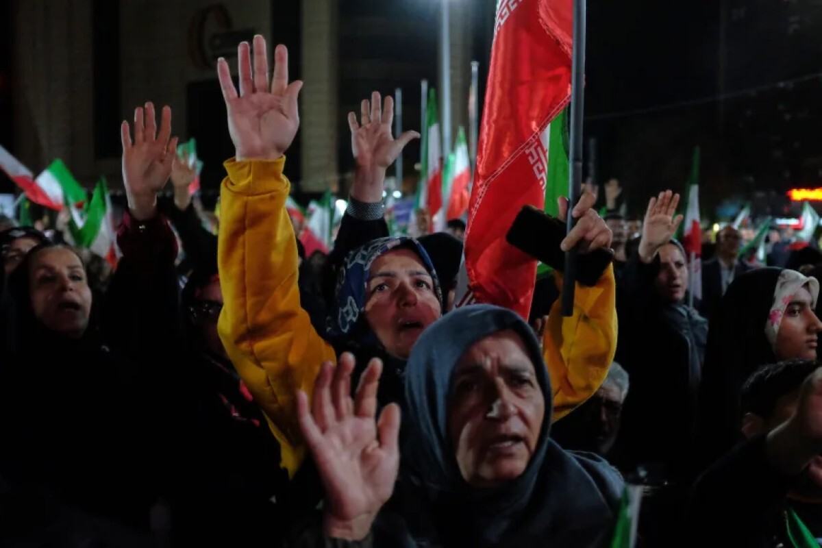 イランの首都テヘランで開催された集会で、親政府派のデモ参加者がスローガンを唱える様子＝11日/Vahid Salemi/AP