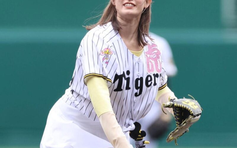 一夜明けても反響やまず「半端ないな 妖精やん」「トラの女神誕生」 慶大卒の才媛が甲子園で始球式 知性と色気に「天は２物を与えちゃってるよね」 - デイリースポーツ