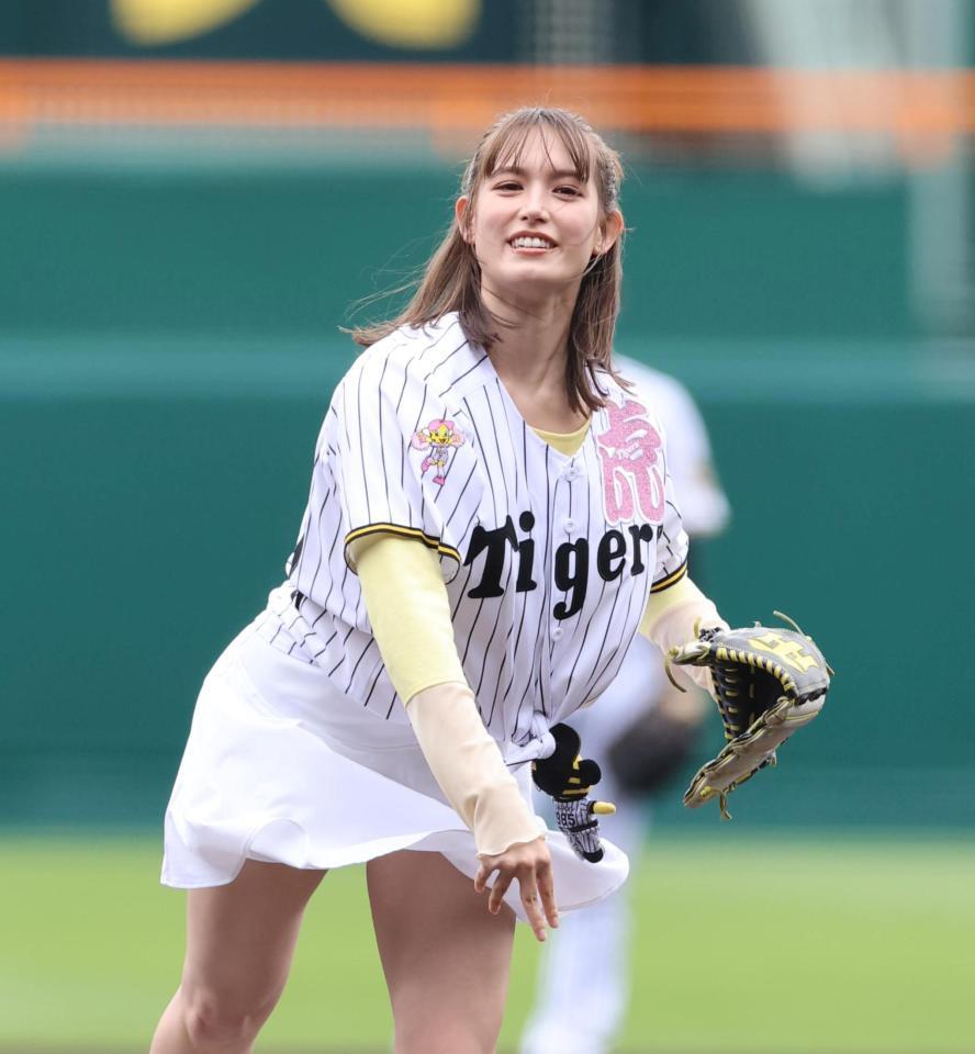 一夜明けても反響やまず「半端ないな 妖精やん」「トラの女神誕生」 慶大卒の才媛が甲子園で始球式 知性と色気に「天は２物を与えちゃってるよね」 - デイリースポーツ