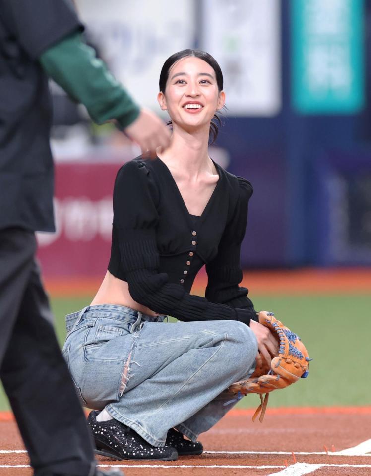 「腹筋すごすぎん？」始球式でスーパーキャッチの９頭身美女「塩抜きも３日しました（笑）」抜群スタイルの舞台裏明かす - デイリースポーツ