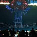 大阪万博の熱気再び、開幕1年イベント 夜にはドローンショーも – 日本経済新聞