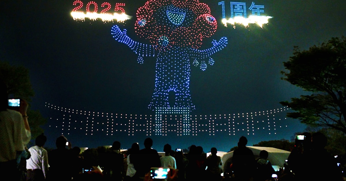 大阪万博の熱気再び、開幕1年イベント 夜にはドローンショーも – 日本経済新聞