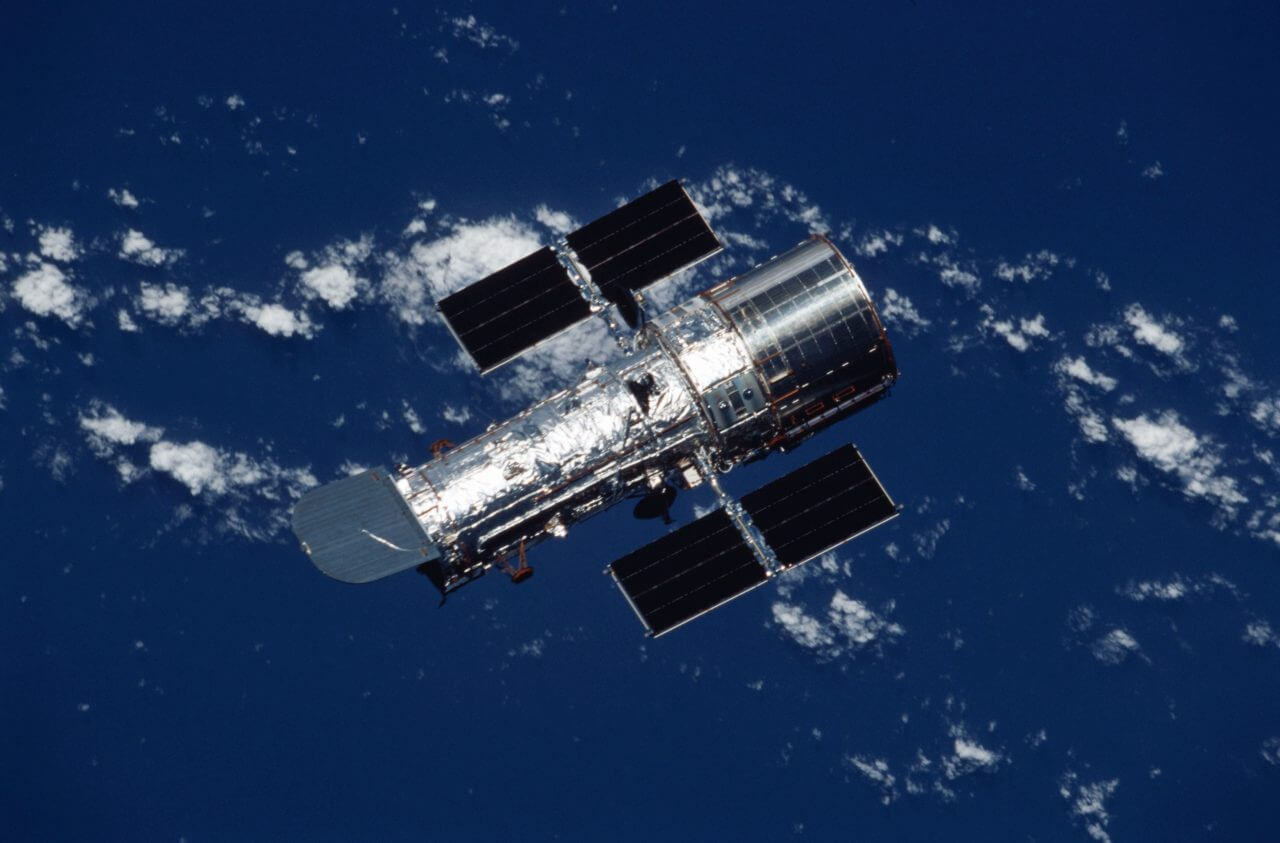 スペースシャトル「Columbia（コロンビア）」による2002年3月のSTS-109ミッション（4回目のサービスミッション）で宇宙飛行士が撮影したHubble（ハッブル）宇宙望遠鏡（Credit: NASA）