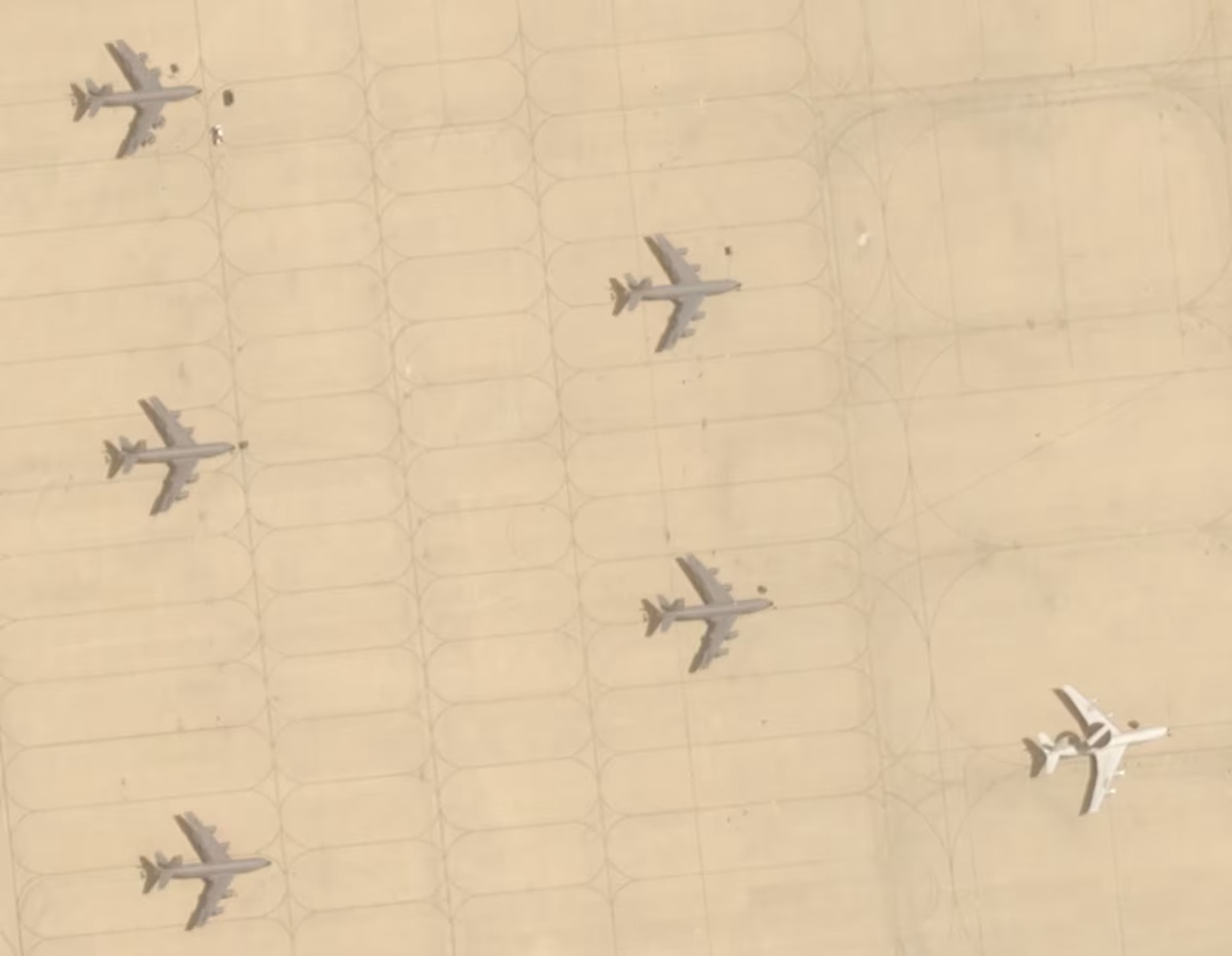 プリンス・スルタン空軍基地の屋外に、5機の給油機と1機の「E3セントリー」が駐機しているのが確認できる＝3月29日/Airbus