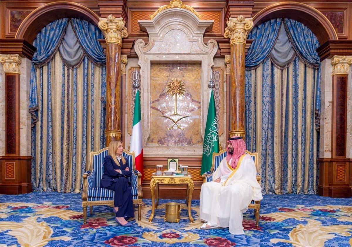 サウジアラビアのジッダで会談するメロー二氏（左）とサウジのムハンマド皇太子/Saudi Press Agency/Reuters