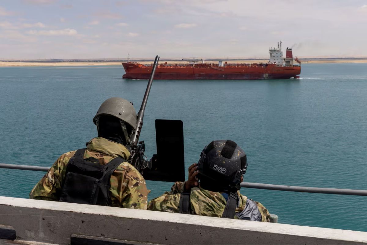 3月5日、スエズ運河で船舶の動きを監視する米空母ジェラルド・R・フォードの兵士たち/US Navy/Handout/Reuters
