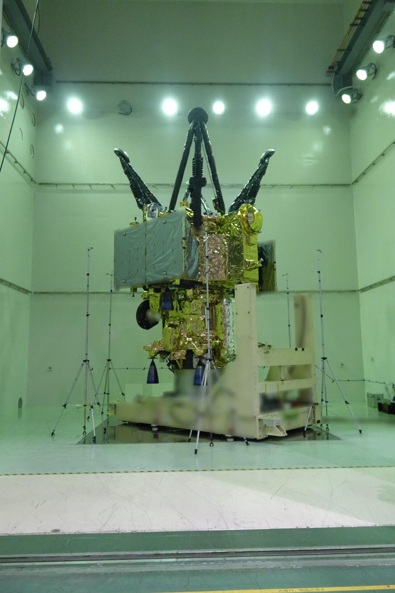 3つのモジュールを結合した状態で音響試験中のMMX探査機。2025年9月20日撮影（Credit: JAXA）