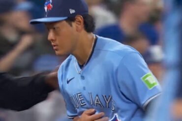 岡本は強烈な三塁ゴロをお腹に当ててアウトにした（ブルージェイズ公式Ｘより）