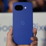 グーグルが“青い”Pixel 10aを日本でだけ発売する意味 – Impress Watch