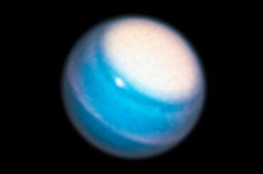 天王星の白い「極冠」 42年続く“夏”が生んだ雲