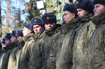 徴兵された新人兵たち。18歳から30歳までの男性が対象となった（2025年10月15日撮影、SPUTNIK/時事通信フォト）