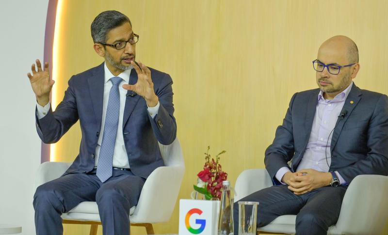 グーグルのスンダー・ピチャイCEO（左）とディープマインドのデミス・ハサビスCEO（右）。