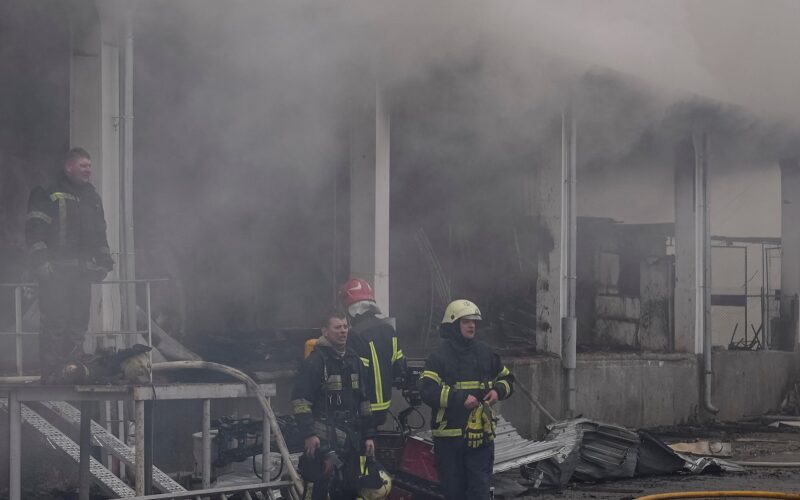 ロシアのドローン400機、白昼にウクライナ各地を攻撃　10人程度負傷 | ロイター