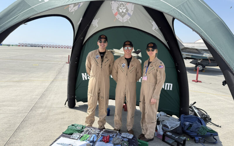 初参加する「F35CライトニングII」デモチームのブース - 周南経済新聞