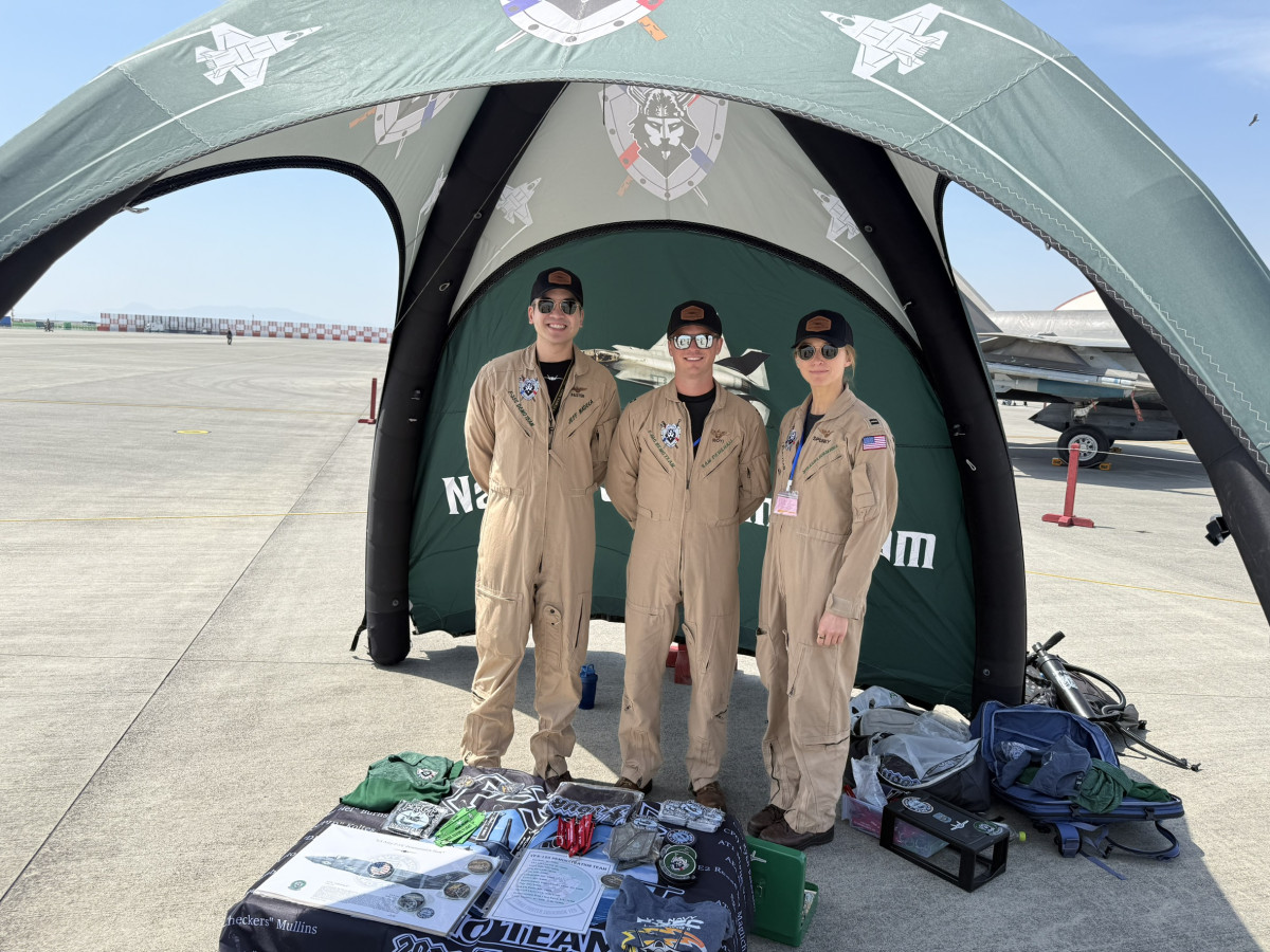 初参加する「F35CライトニングII」デモチームのブース - 周南経済新聞