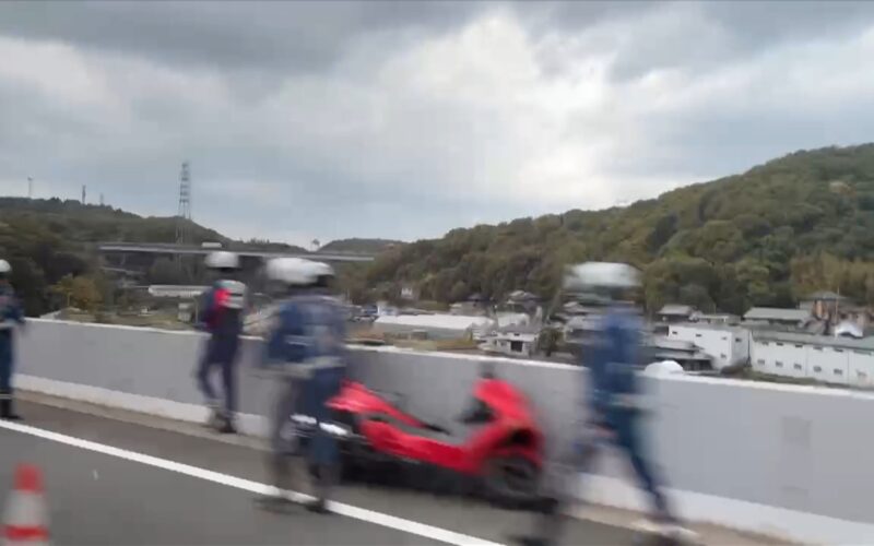 高速道路から16ｍ下に転落　バイクに乗っていた男性が落下して死亡