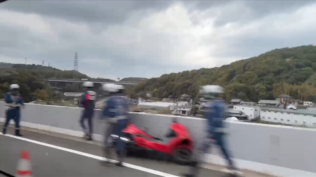 高速道路から16ｍ下に転落　バイクに乗っていた男性が落下して死亡