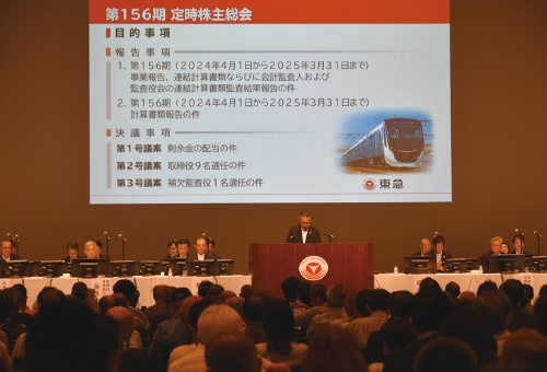 東急が2025年6月に開催した定時株主総会。生成AIが株主質問への回答案を生成し、回答者の席の前にあるモニターに映し出す（写真＝東急提供）