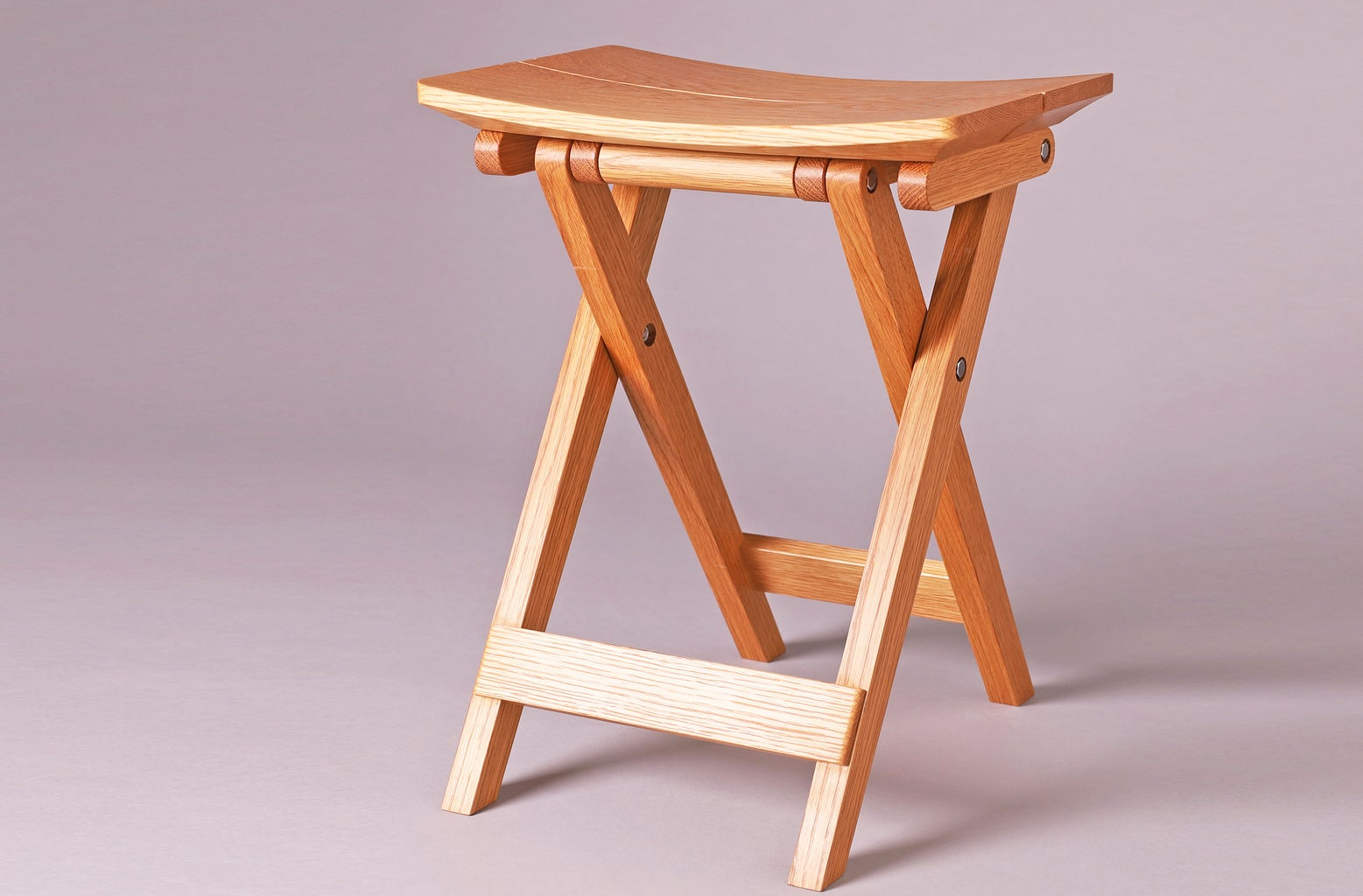 iF DESIGN AWARD 2026受賞｜折り畳み椅子を日常家具へ再定義する「Quiet Arc Folding Stool」