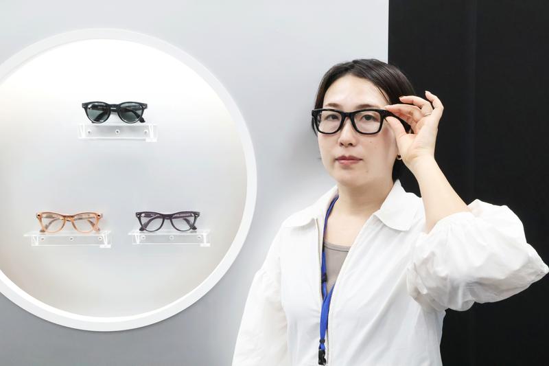 一見普通のメガネと変わらないルックスのRay-Ban Meta「Wayfarerモデル」。1時間未満の試用体験では「重い」とは感じなかった。