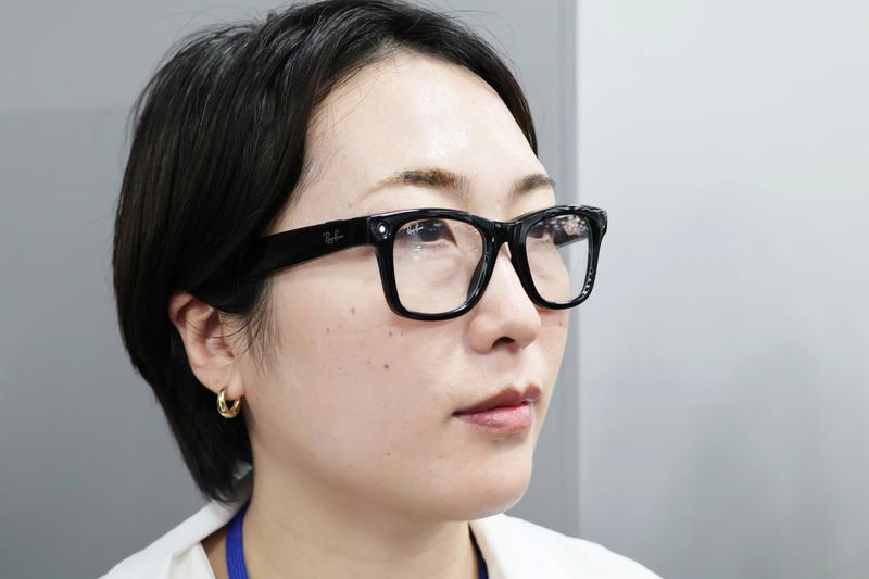 写真撮影中に光っている様子。録画中は点滅する。