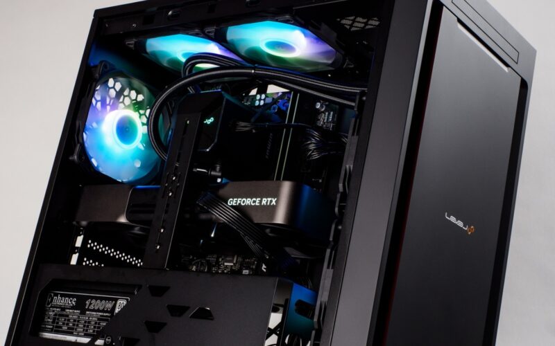 待望のGeForce RTX 5090 Founders Edition搭載ゲーミングPCが登場！CPUはRyzen 7 9800X3Dでミニタワーでも性能は怪物級、生成AIでも強い！