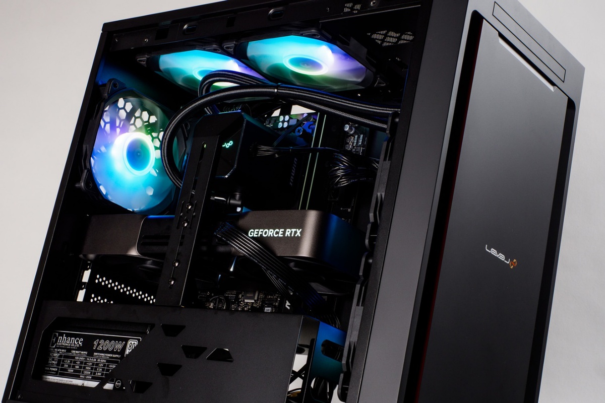 待望のGeForce RTX 5090 Founders Edition搭載ゲーミングPCが登場！CPUはRyzen 7 9800X3Dでミニタワーでも性能は怪物級、生成AIでも強い！